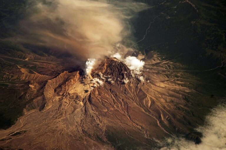 Il vulcano più selvaggio ed esplosivo al mondo è pieno d’acqua