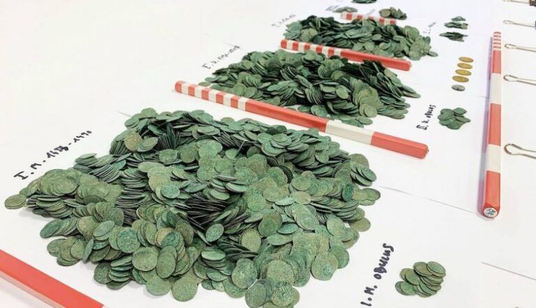 Scoperto un tesoro di migliaia di monete antiche in una fattoria in Ungheria