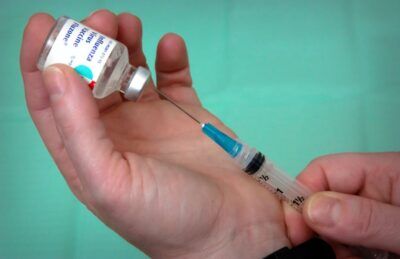 COVID-19: gli ospedali britannici utilizzano la blockchain per rispondere alle sfide della distribuzione dei vaccini