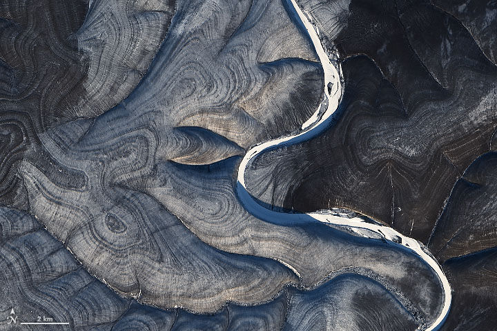 motivi a strisce sul terreno in Siberia