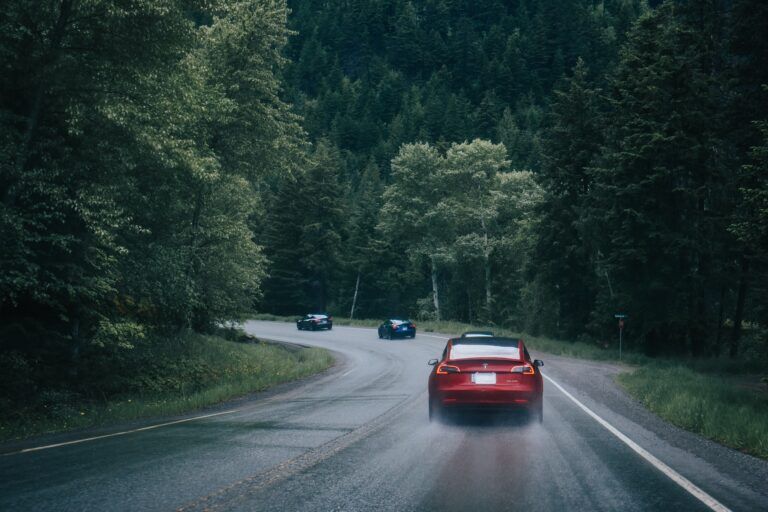Come vengono prodotti i veicoli elettrici dall’azienda automobilistica di Elon Musk