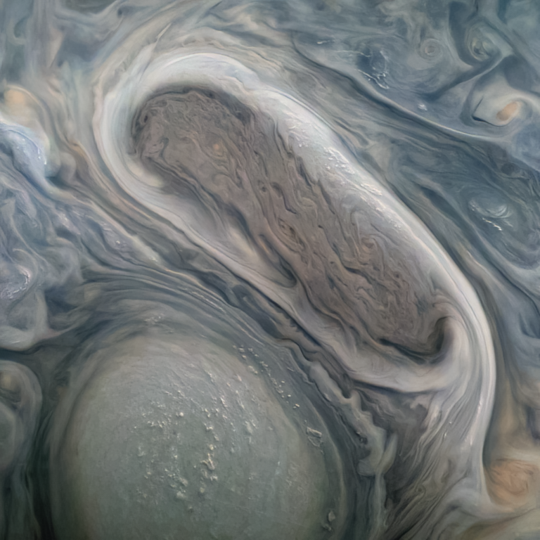 Il flyby della sonda Juno rivela nuove immagini di Giove e la “voce” della sua luna Ganimede