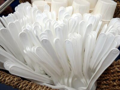 plastica monouso, bicchieri, posate, piatti, plastica