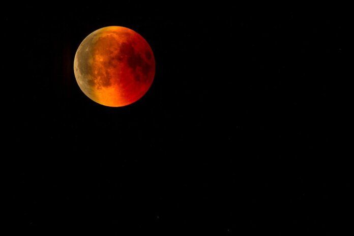 eclissi totale di luna il 16 maggio