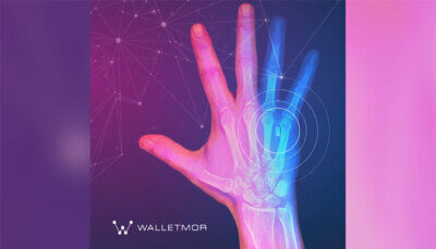 chip per pagamento contactless nella mano