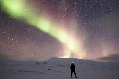 Una rara aurora boreale rosa è apparsa nei cieli delle Svezia