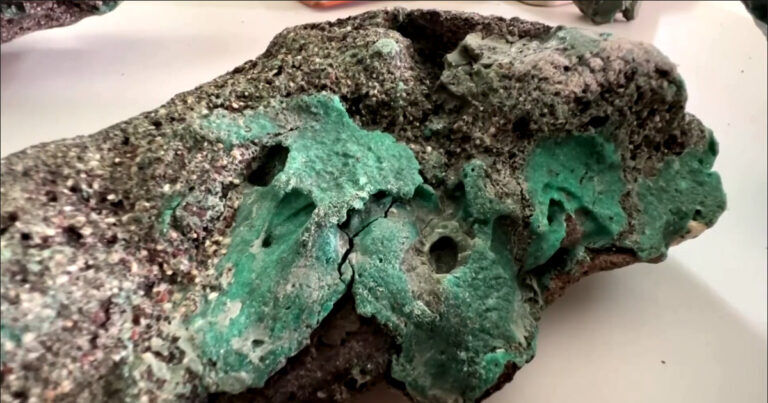 Rocce di plastica negli angoli remoti della Terra