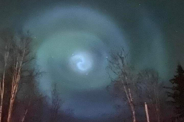 Una misteriosa spirale di luce compare nei cieli dell’Alaska