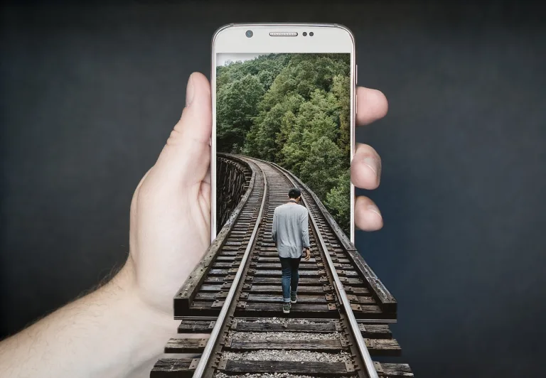 Gli smartphone hanno plasmato il nostro cervello e i cambiamenti sono positivi e negativi
