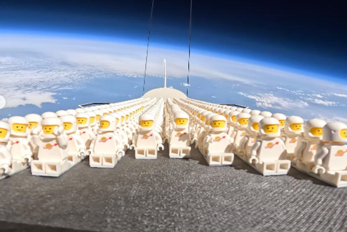 1000 astronauti lego hanno preso il volo quasi fino allo spazio