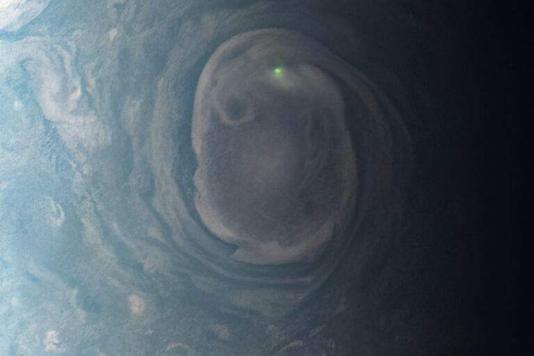 Fulmini su Giove immortalati dalla sonda Juno della NASA