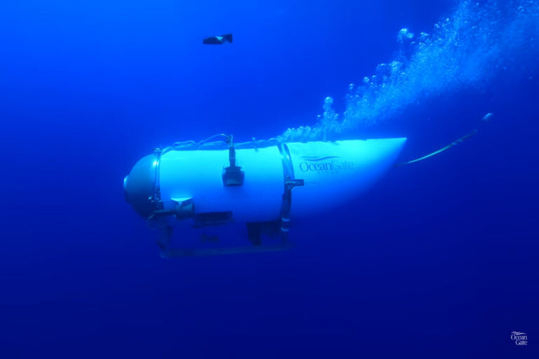 sommergibile titan in esplorazione verso il titanic