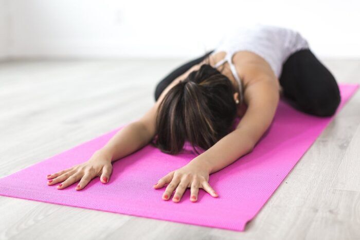 Camminare e fare yoga: potrebbero aiutare nella prevenzione e nel ritorno del cancro
