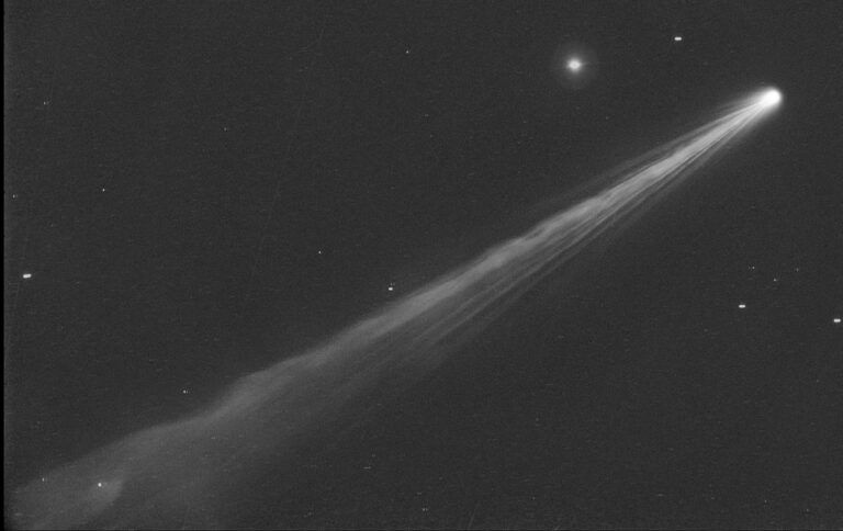 La cometa Nishimura sta perdendo la sua coda per colpa del Sole