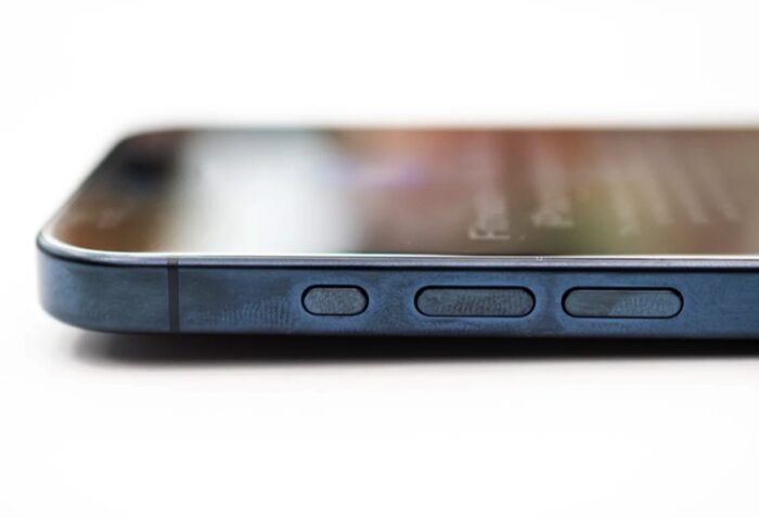 iPhone 15 Pro: le impronte digitali alterano il colore del titanio
