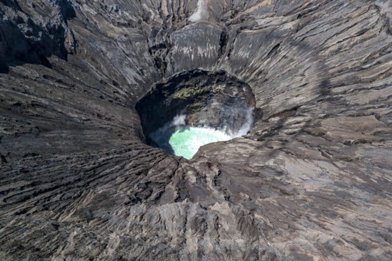 La soluzione al mistero dei giganteschi crateri esplosivi della Siberia potrebbe essere l'”effetto champagne