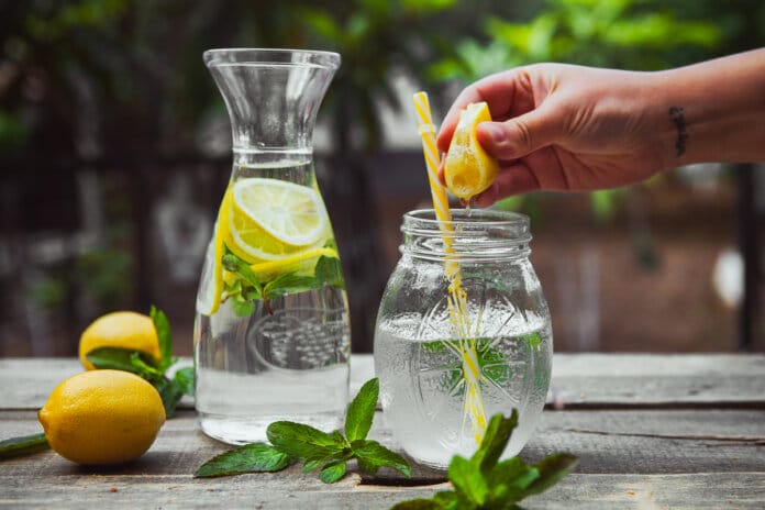 acqua e limone mattino benefici