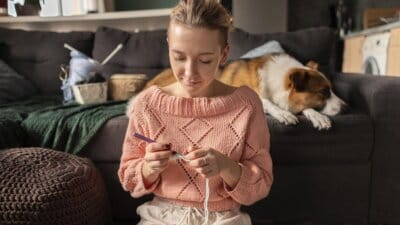 knitting benefici lavorare a maglia
