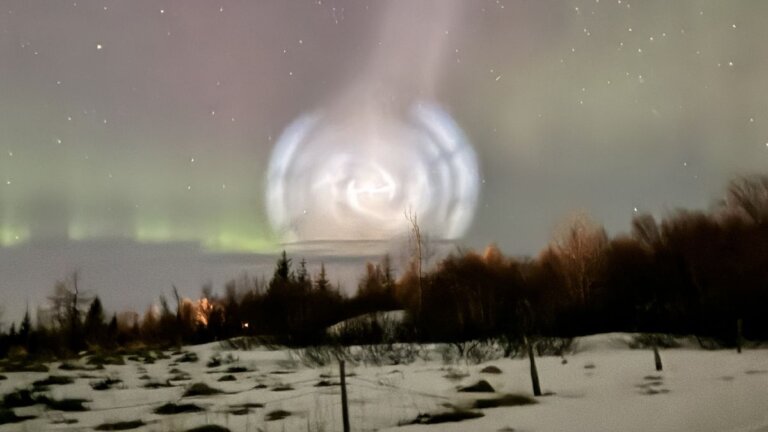 Spirale Spaziale nel cielo! Vecchio razzo SpaceX crea un’aurora boreale “galattica”