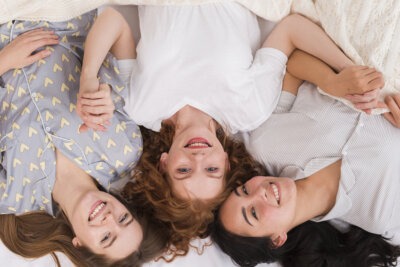 dormire in gruppo sonno sociale riposo quotidiano