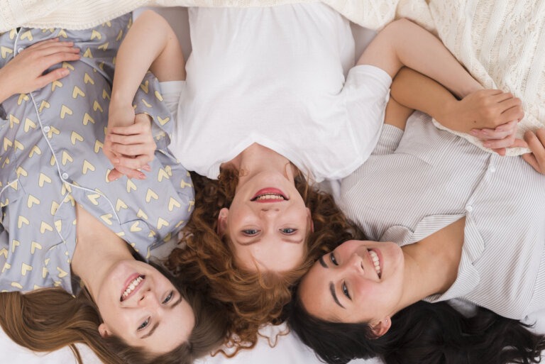 dormire in gruppo sonno sociale riposo quotidiano