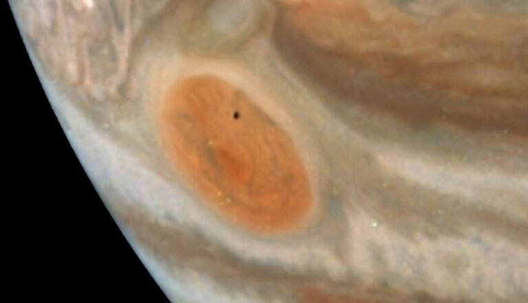 La Grande Macchia Rossa di Giove Oscilla Misteriosamente: Nuove Scoperte di Hubble