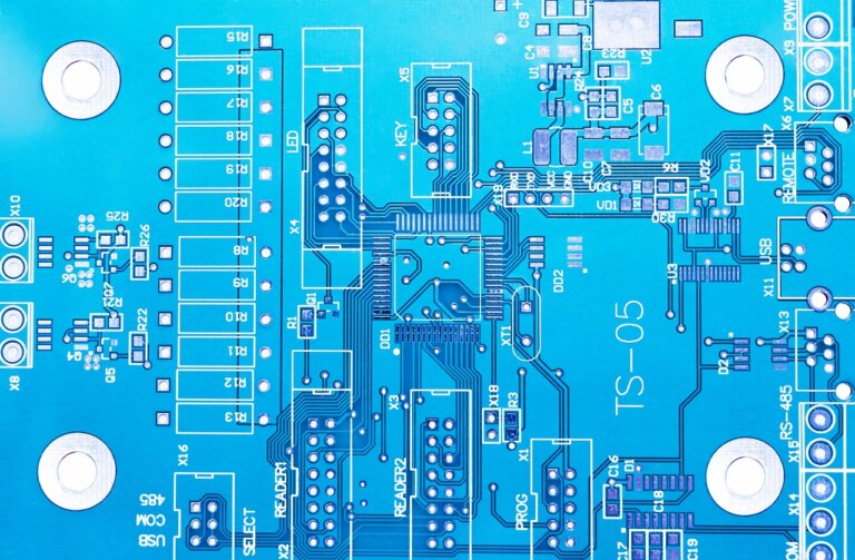 Il Limite del Caos del Cervello: Verso Chip per Computer Ultraefficienti