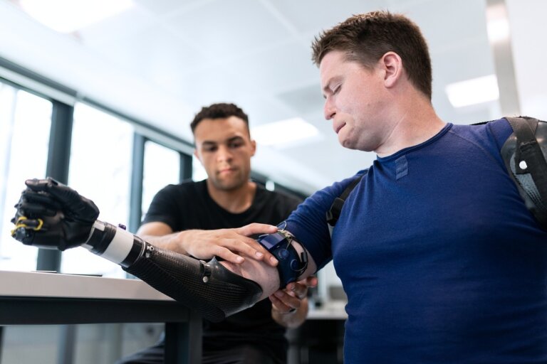 impianto cerebrale IA braccio robotico