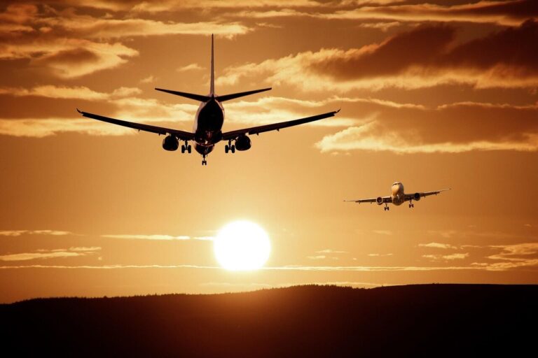 Perché in aereo sono vietati i liquidi oltre 100 ml: la chimica