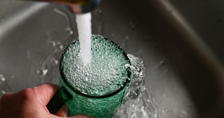 acqua-plastica-bere-salute
