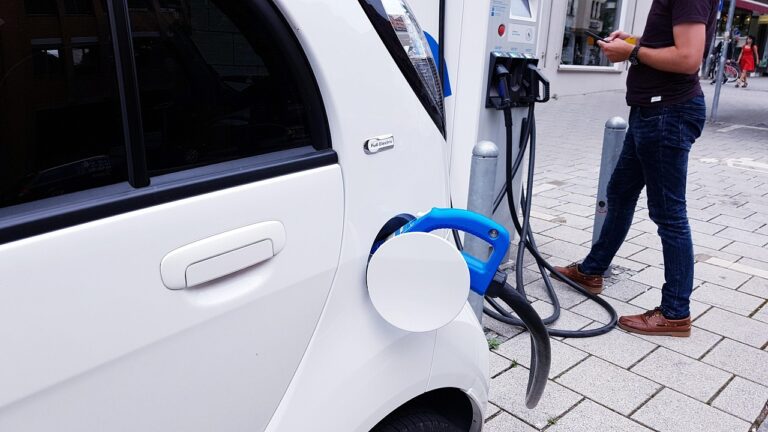 Auto elettriche riducono NO₂ e rischio di ictus