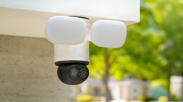 Reolink TrackFlex Floodlight WiFi: telecamera 4K PTZ con AI e 3000 lumen in Italia