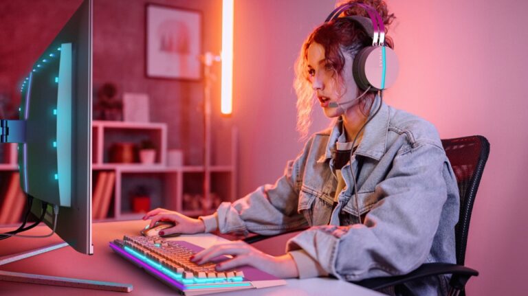 Philips Evnia 32M2N8900P: 4K a 240Hz e QD-OLED di quarta generazione per il gaming competitivo