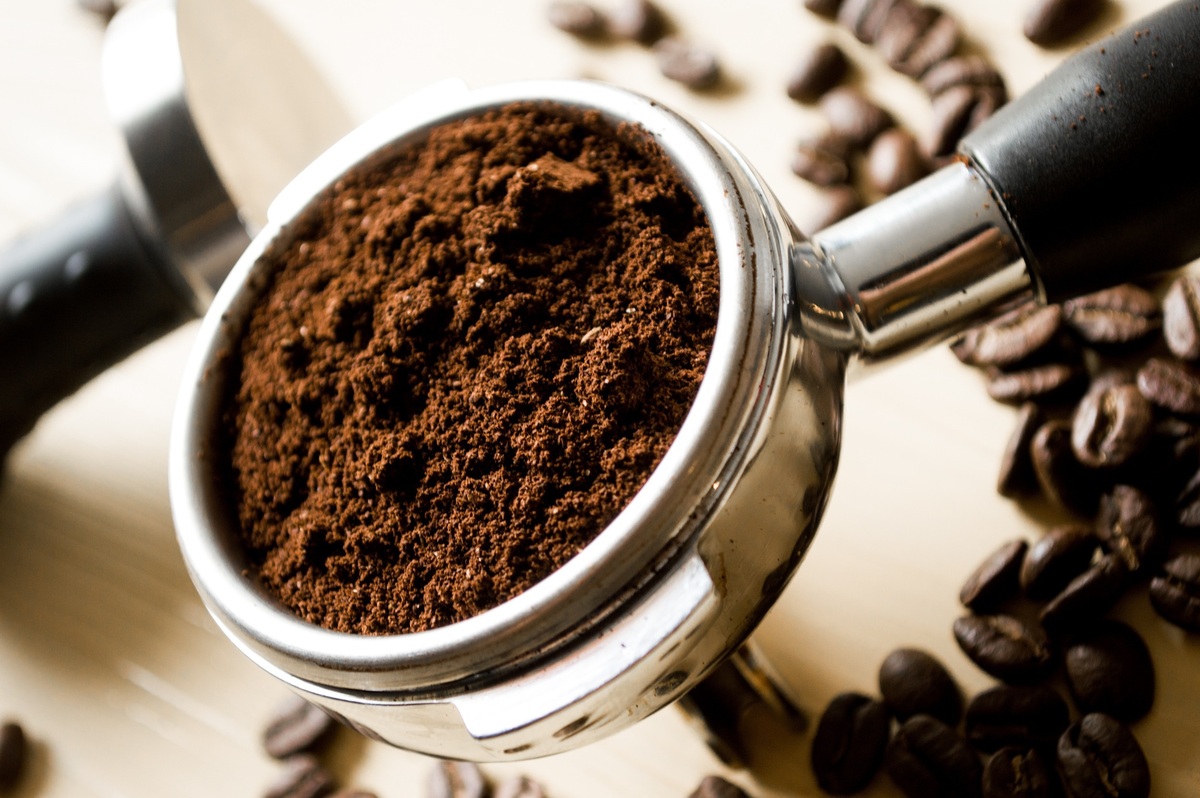 Comprare il caffè al bar ogni mattina: cosa rivela la psicologia