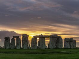 Stonehenge pietra 700km