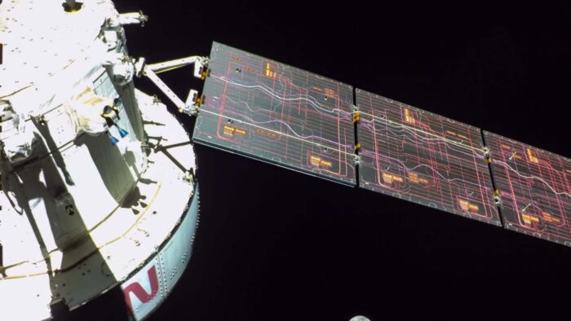 Il 1 dicembre 2022, giorno 16 del volo, una telecamera montata su uno dei pannelli solari di Orion ha scattato questa immagine della nostra Luna mentre la navicella spaziale si preparava a uscire dalla lontana orbita retrograda durante la missione Artemis I. Ph. Credit: NASA – Artemis I